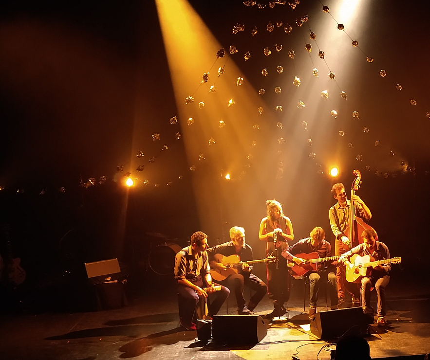 Amelie-les-crayons chante avec Les Doigts de l'Homme